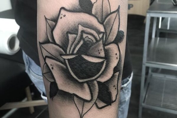 Pietro-Buccinnà-Solid-traditional-tattoo-rosa-b&w