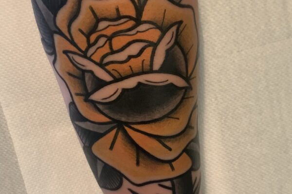 Pietro-Buccinnà-Solid-traditional-tattoo-rosa-gialla